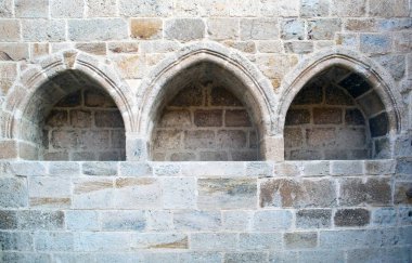 Romanesk Sanat bir kilise duvarına üç pencere