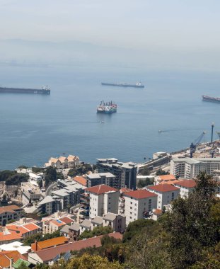 Cebelitarık Hava görünümüyle modern binalar ve tekne içinde belgili tanımlık geçmiş ile liman 