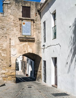 Beyaz evler ile yakın sokak tencere ile dekore edilmiştir.