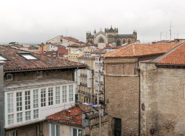 Sokak eski evleri ve lambalar İspanyol Vitoria şehir içinde döşeli