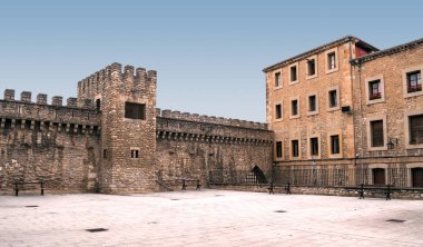 Sokak eski evleri ve lambalar İspanyol Vitoria şehir içinde döşeli