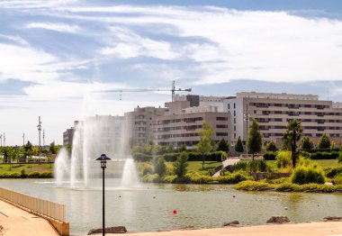 Çeşitli yürüyüş parkurları ile bir park bahçeler