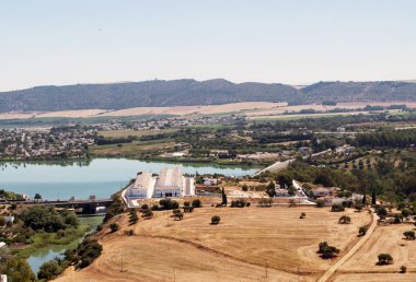 Gelişmeler, tüm alanları ve dağ çevrili bkz: bir tarafta Arcos Nehri'nin havadan görünümü