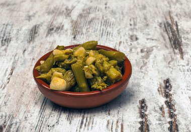 Rustik arka tarafından çevrili kuşkonmaz