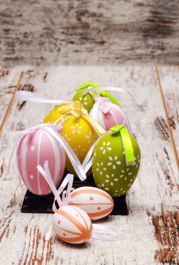 Paskalya yumurtaları kırsal arka planla çevrili