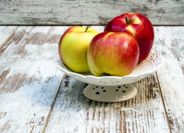 Rustik arka tarafından çevrili elma