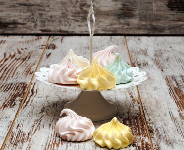 Paskalya yumurtaları kırsal arka planla çevrili