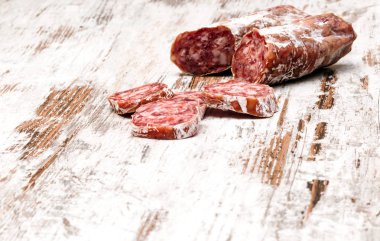 Rustik arka tarafından çevrili sosis