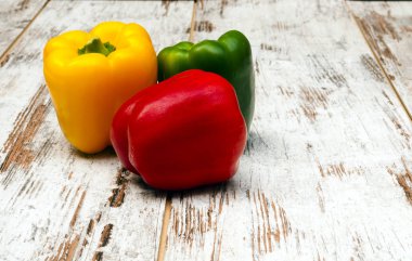 Renkli biber rustik arka tarafından çevrili