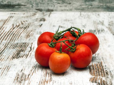 Kırsal arka planla çevrili domatesler