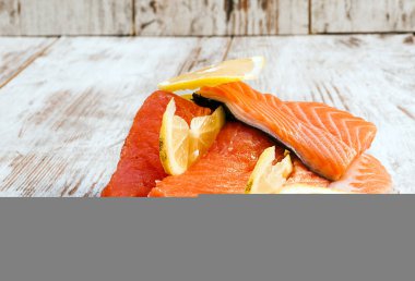 Rustik arka tarafından çevrili somon