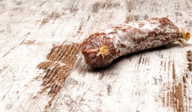 Rustik arka tarafından çevrili sosis