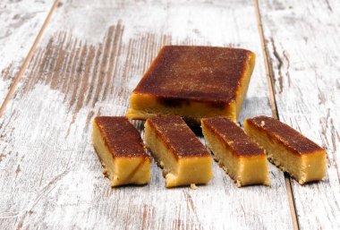 Rustik arka tarafından çevrili Noel tatlılar