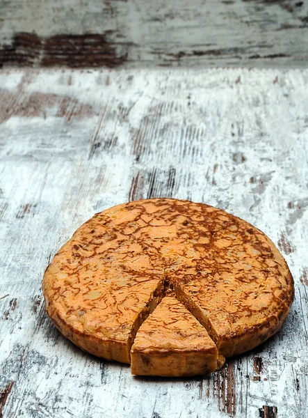 Spanisches Omelett Umgeben Von Rustikalem Hintergrund — Stockfoto