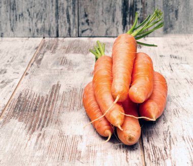 Kırsal arka planla çevrili havuçlar