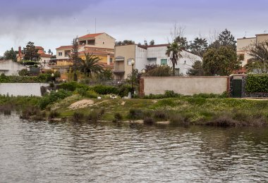 Güneşli bir günde Extremadura 'nın yanındaki Guadiana nehri.