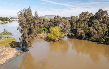 Güneşli bir günde Extremadura 'nın yanındaki Guadiana nehri.