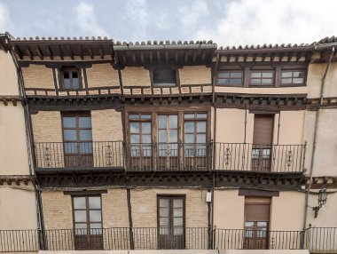 Eski bir evin cephesi