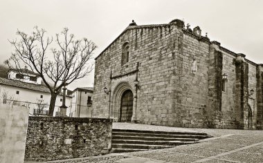 Extremadura köyündeki eski bir kilise.