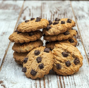 Etrafı kırsal kesimle çevrili çikolatalı kurabiyeler.