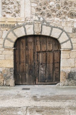 Taş duvardaki ahşap kapı