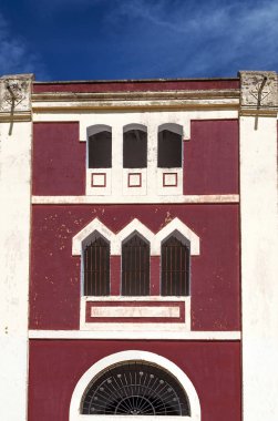 Eski bir evin cephesi