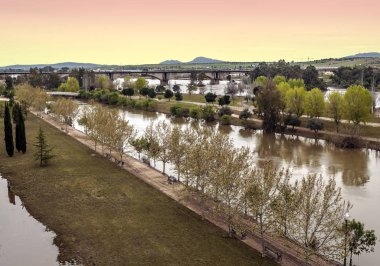 Güneşli bir günde Extremadura 'nın yanındaki Guadiana nehri.