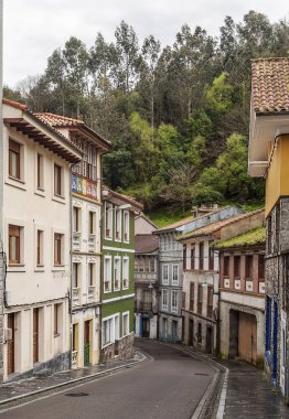 Denizin kenarında köy Cudillero denilen