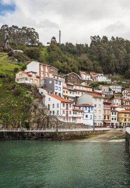 Denizin kenarında köy Cudillero denilen