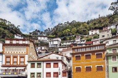 Denizin kenarında köy Cudillero denilen