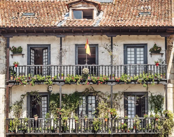 Fachada Con Macetas Las Ventanas — Foto de Stock