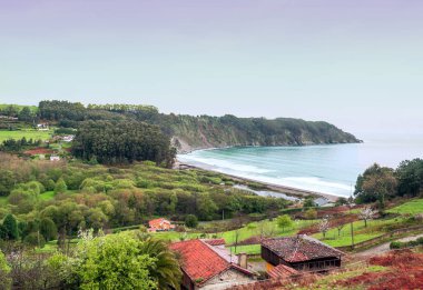 Denizin kenarında köy Cudillero denilen