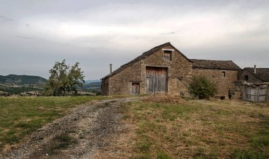 Pireneler 'in dağlarında taş evleri olan bir köy.