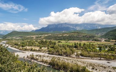 Nehir Ainsa 'da Pireneler dağlarında