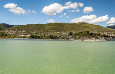 Pireneler dağlarında göl