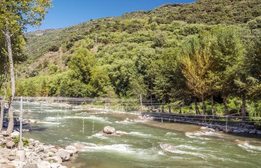 Nehir Ainsa 'da Pireneler dağlarında