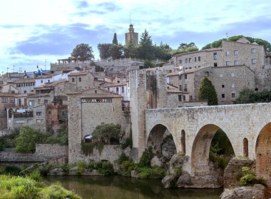 Katalonya 'daki Besalu Köprüsü
