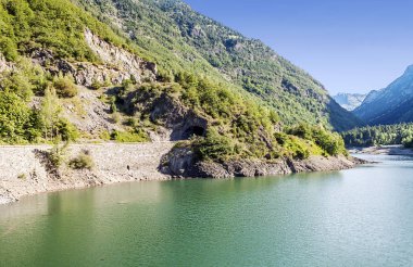 Pireneler dağındaki göl.