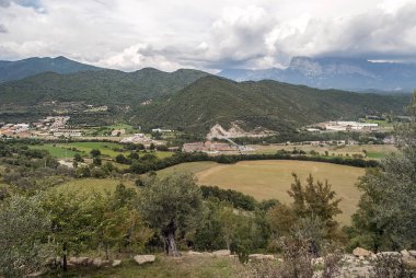 Pireneler 'in dağlarında taş evleri olan bir köy.