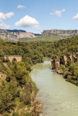 Nehir Ainsa 'da Pireneler dağlarında