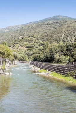 Nehir Ainsa 'da Pireneler dağlarında