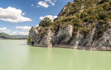 Pireneler dağlarında göl