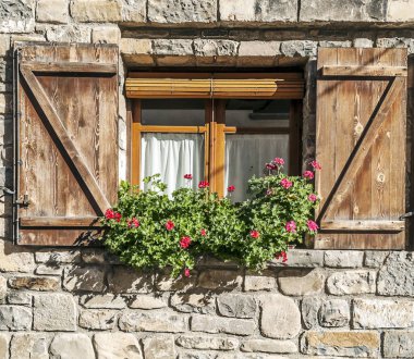 Çiçeklerle süslenmiş antik bir evin cephesi