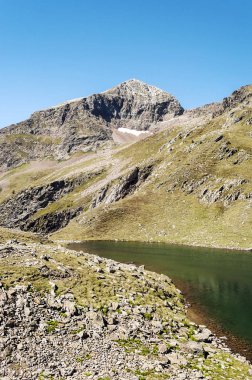 Pireneler dağlarında Cerler Gölü