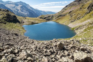 Pireneler dağlarında Cerler Gölü
