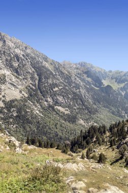 Pireneler 'deki Benasque vadisindeki dağlar