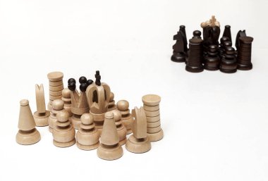 Tahtada satranç taşları