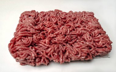 Beyaz arka planla çevrili kıyma