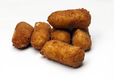 Beyaz arkaplanla çevrili kroketler