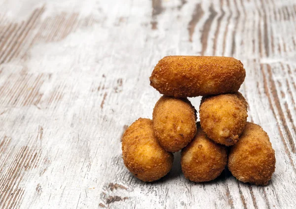 Croquetes Cercados Por Fundo Rústico — Fotografia de Stock